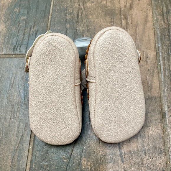 NWT Infant Beige Maryjane Crib Shoes - size 3 - Picture 4 of 6